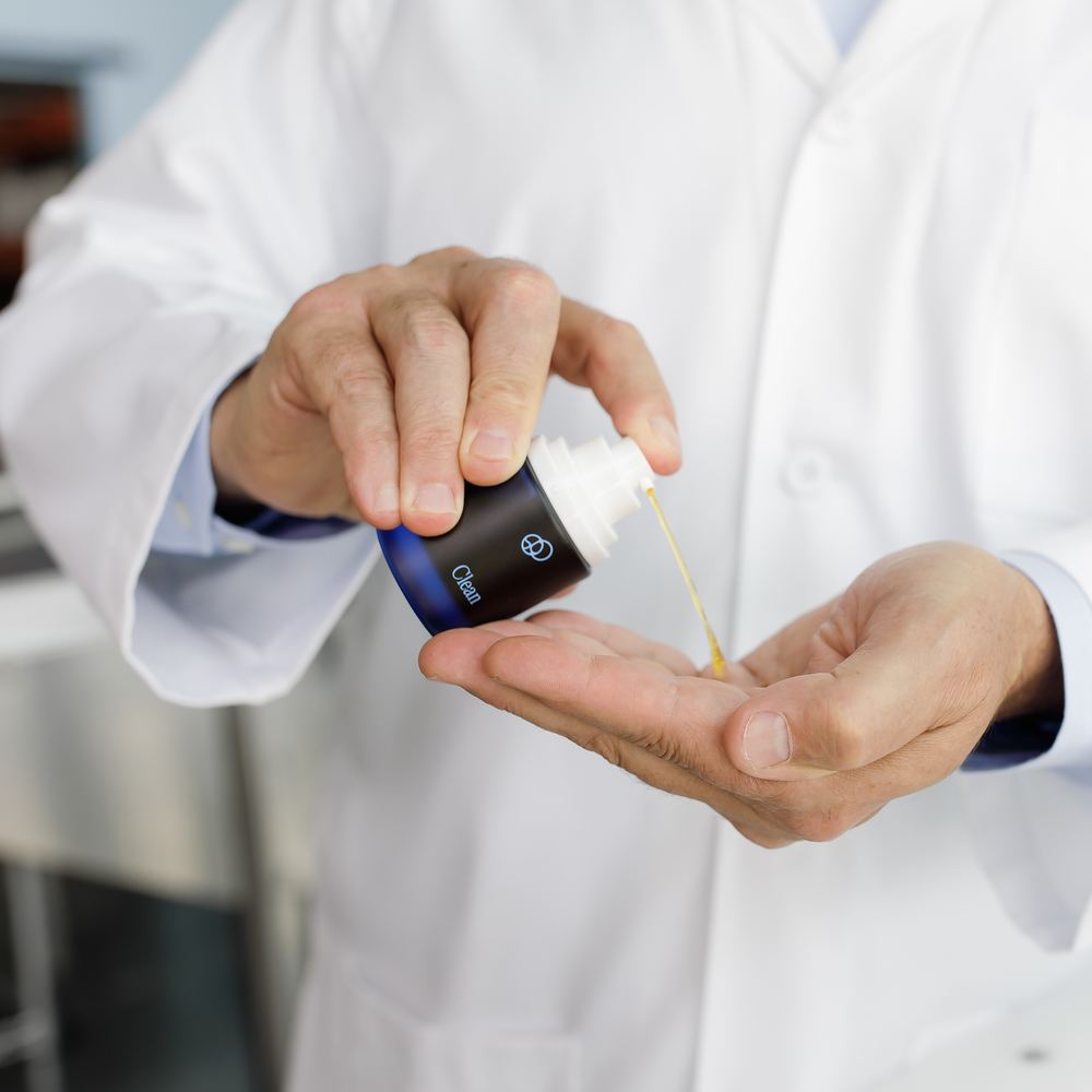 
                  
                    Lightweight cleansing oil texture that helps dissolve makeup, SPF, and impurities without stripping, and won’t clog pores – formulated by a microbiologist and an MD.
                  
                